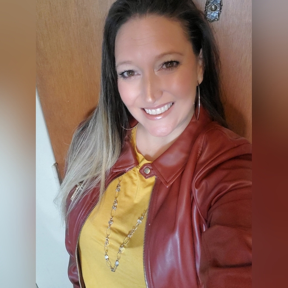 Meet your Posher, Jennifer - Picture 4 of 4